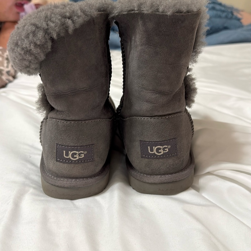 Grey UGGS !!